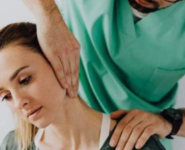 Die Auswirkungen falscher Bewegungen auf den Nacken: Ursachen und Lösungen