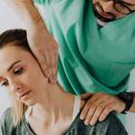 Die Auswirkungen falscher Bewegungen auf den Nacken: Ursachen und Lösungen