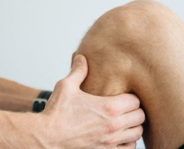 Knieschmerzen nach dem Training: Was tun? Tipps zur Schmerzlinderung und Prävention