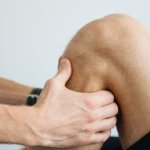 Knieschmerzen nach dem Training: Was tun? Tipps zur Schmerzlinderung und Prävention